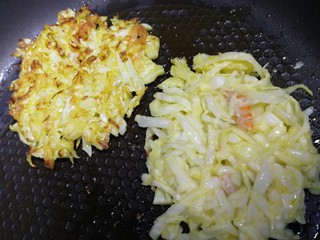 11、鸡蛋卷心菜饼,翻面小火再煎1分钟，煎至小饼两面金黄。