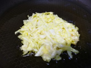 10、鸡蛋卷心菜饼,油温6成热放入适量卷心菜，压扁，小火煎1分钟。