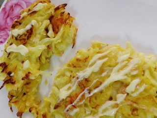 14、鸡蛋卷心菜饼,挤上一些沙拉酱。