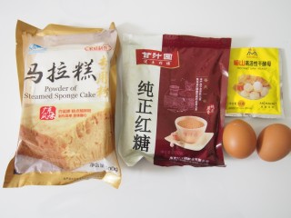 1、红糖马拉糕,准备好所有的食材,因为要融化红糖,所以清水用温水比较好一些。