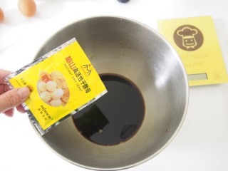 3、红糖马拉糕,加入酵母粉,搅拌融化