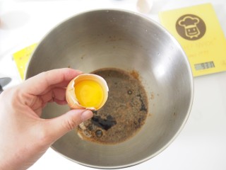 4、红糖马拉糕,加入两个鸡蛋