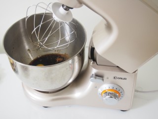 5、红糖马拉糕,搅拌均匀即可,不需要打发哈。搅拌方式请自选。