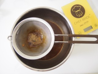 6、红糖马拉糕,将红糖蛋液过筛,防止有没有融化的红糖颗粒和没搅匀的蛋清