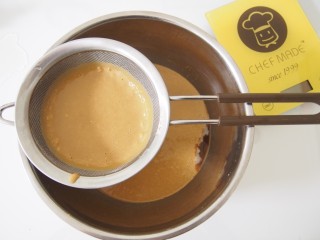 8、红糖马拉糕,再次过筛,这样蒸出来的马拉糕才会均匀哦