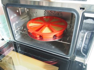 11、红糖马拉糕,放入蒸烤箱中蒸大约25分钟,然后焖5分钟左右就可以啦。