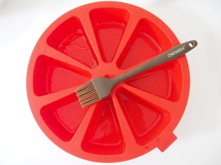 9、红糖马拉糕,给模具刷上薄薄的一层食用油。