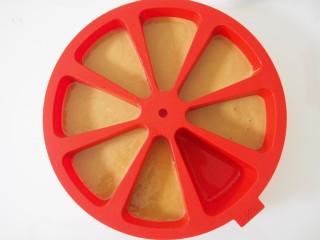 10、红糖马拉糕,将面糊倒入模具,8分满,静置30~60分钟