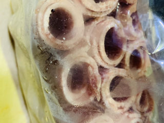 2、金针菇肥牛卷,取出，不要解冻