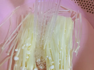 4、金针菇肥牛卷,洗净