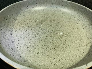 6、金针菇肥牛卷,锅加食用油