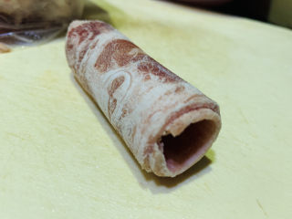 7、金针菇肥牛卷,取出肥牛卷