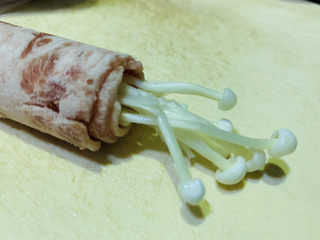 8、金针菇肥牛卷,塞入金针菇，还没解冻，很好塞