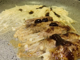 11、金针菇肥牛卷,肥牛卷两面微焦，金针菇变软，加黑胡椒酱