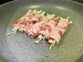 9、金针菇肥牛卷,摆锅里