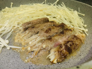 10、金针菇肥牛卷,大火热锅，转中火煎变色，旁边放入剩下的金针菇