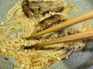 14、金针菇肥牛卷,搅拌均匀