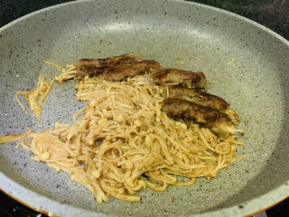 15、金针菇肥牛卷,起锅，摆盘