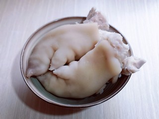 3、香辣孜然烤猪蹄,煮好的猪蹄用温水冲洗，将猪蹄上的杂质冲洗干净！再处理一下猪蹄上的毛，我用锋利的刀刮的！