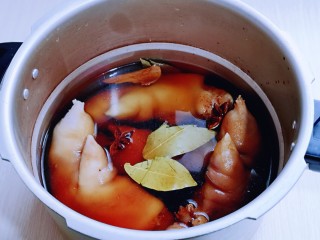7、香辣孜然烤猪蹄,加入纯净水，没过猪蹄为佳，盖上高压锅盖子，烧开上汽后转中小火压25分钟！待高压锅解压后打开盖子。