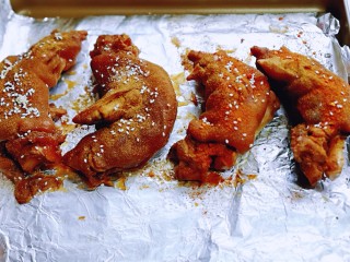 12、香辣孜然烤猪蹄,撒上孜然粉，辣椒粉，椒盐粉，白芝麻。