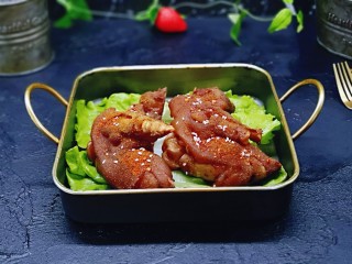 15、香辣孜然烤猪蹄,大猪蹄烤好了呦，满满的胶原蛋白，美容养颜。