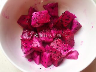 3、火龙果鲜奶小方,火龙果果肉切成小块。