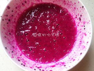 4、火龙果鲜奶小方,再用榨汁机或搅拌棒打成汁。