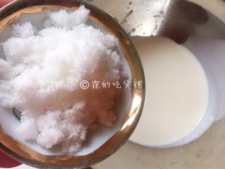 6、火龙果鲜奶小方,随后，细砂糖加入淡奶油中，打发。