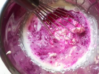 10、火龙果鲜奶小方,搅匀。