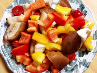 3、孜然烤香菇,蔬菜切好备用。