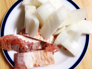 4、孜然烤香菇,准备好培根、洋葱，切好待用。