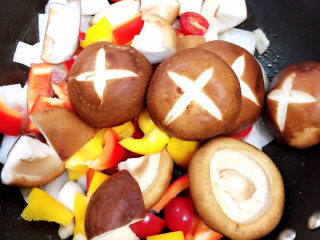 7、孜然烤香菇,将蔬菜放入锅中，翻炒均匀。