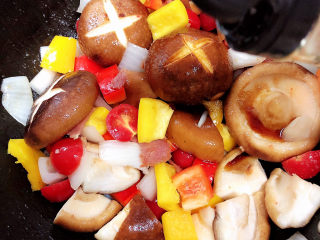 9、孜然烤香菇,再加入生抽，翻炒均匀。