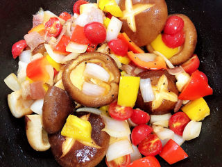 12、孜然烤香菇,待翻炒入味，关火。