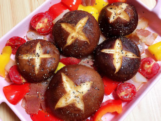 15、孜然烤香菇,再撒上一层黑胡椒碎。