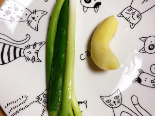 4、香菇焖鸡,准备好葱姜。