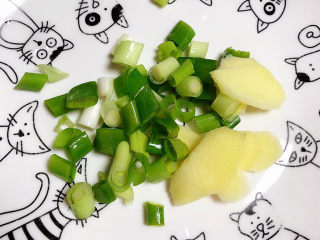 5、香菇焖鸡,葱姜切好备用。