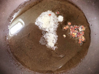 6、香菇焖鸡,锅中倒入油，加热至五成热，放入白糖、花椒煸香。