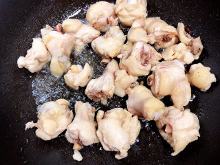 7、香菇焖鸡,放入鸡肉块，翻炒均匀。