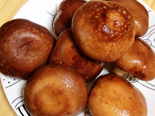 11、香菇焖鸡,炖煮鸡肉时，准备香菇，洗净香菇。