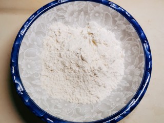 1、红糖花卷,中筋面粉 放入酵母粉拌匀