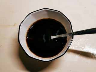 3、红糖花卷,取25克红糖  倒入开水 搅拌无颗粒晾凉至35度左右