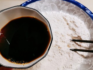 4、红糖花卷,缓缓倒入面粉中