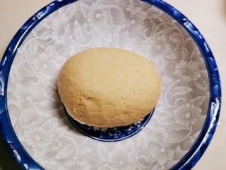 5、红糖花卷,和成软硬适中的面团 静置饧发