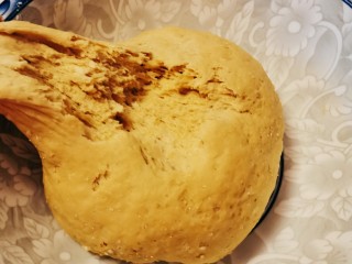 6、红糖花卷,面已发好 有了很多的蜂窝