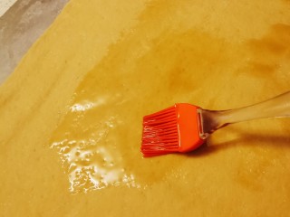 7、红糖花卷,移至面板 揉一揉排气  擀成大片