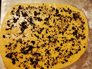 8、红糖花卷,均匀撒上剩下的红糖