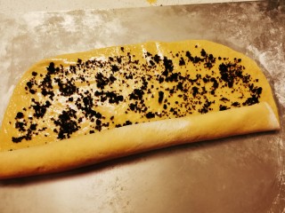 9、红糖花卷,从一端卷起来