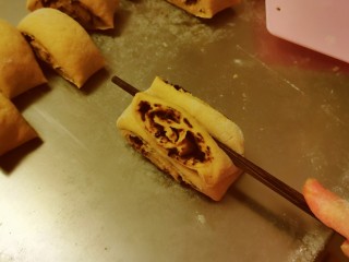 11、红糖花卷,取两份叠加起来，用筷子在中间压一下